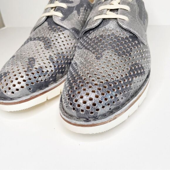 Trask Lena Camouflage Metallic Perforated Sneakers 7 new with box silver fun - Picture 5 of 10